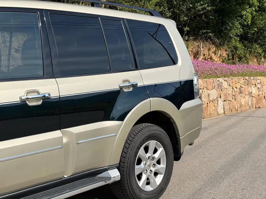 Mitsubishi Pajero 2016 — фото 12