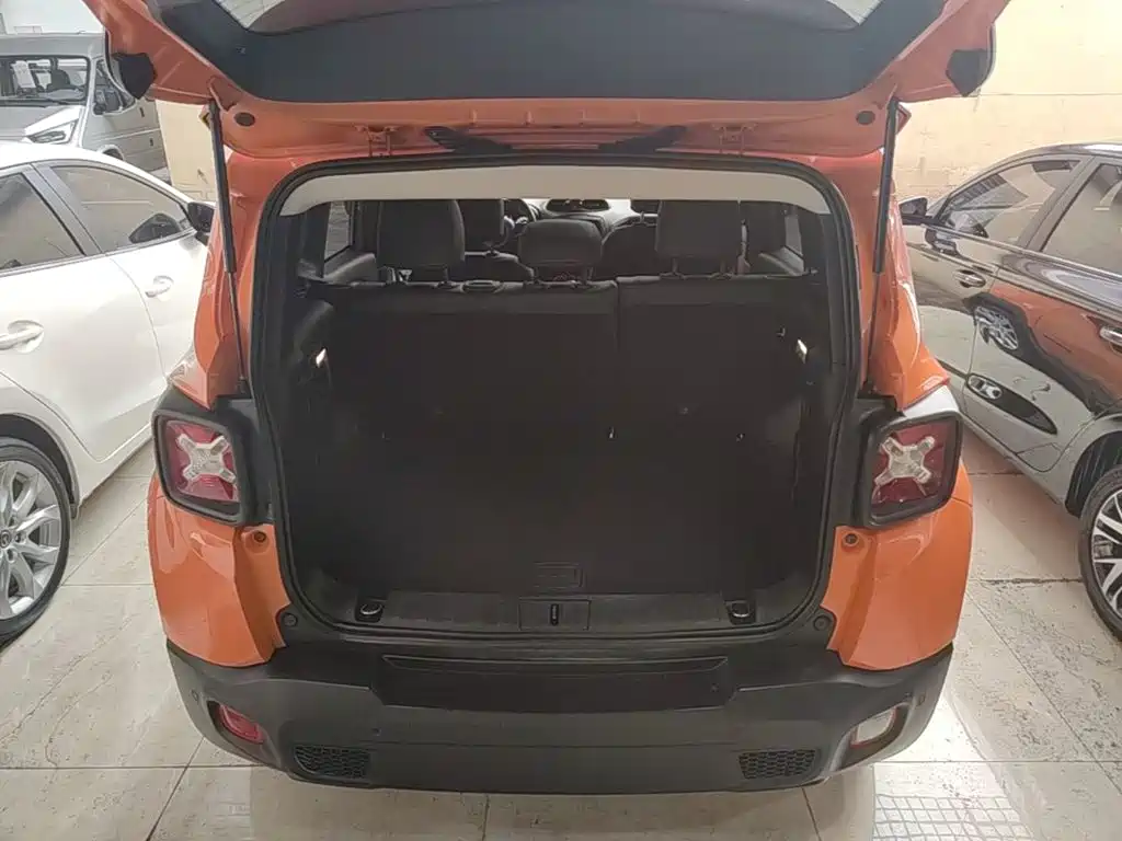 Jeep Renegade 2017 — фото 19