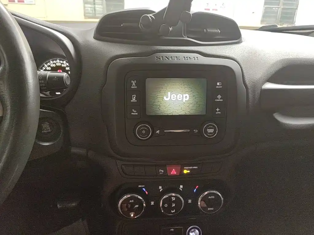 Jeep Renegade 2017 — фото 13