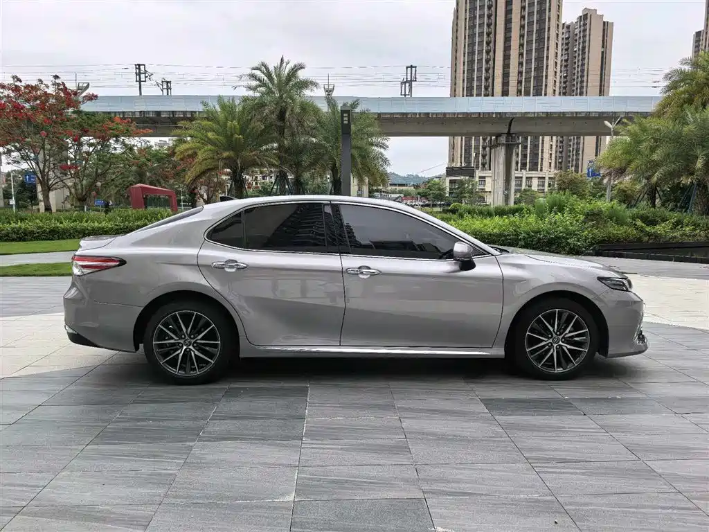 Toyota Camry 2023 — фото 11