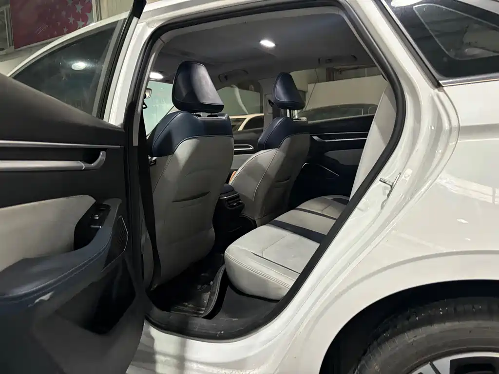 Geely Emgrand 2021