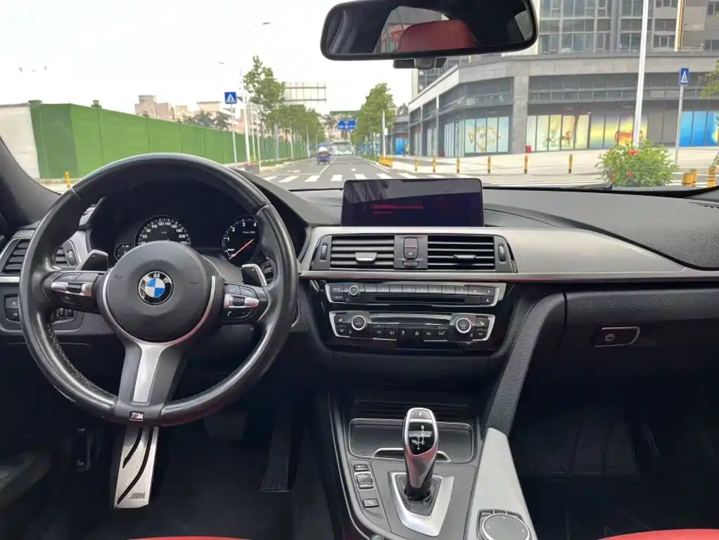 BMW 3 Series 2018 — фото 14