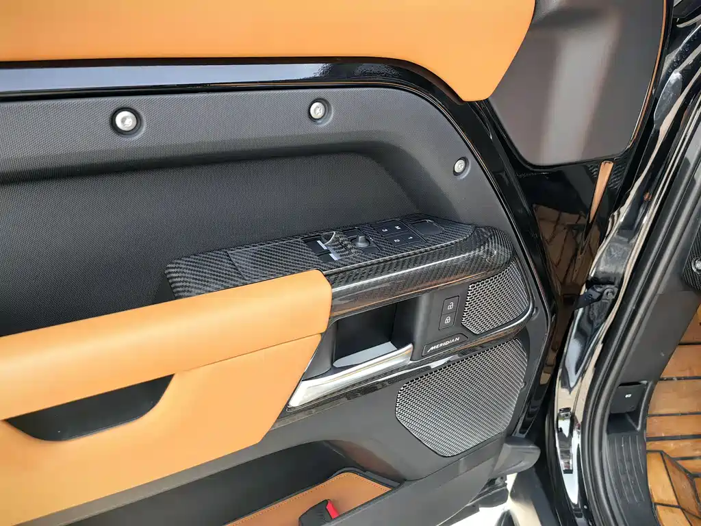 Land Rover Defender 2023 — фото 17