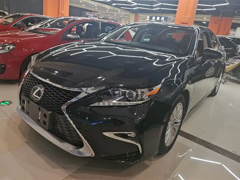Lexus ES 2017 — фото 1
