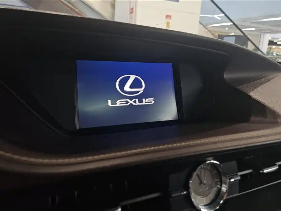 Lexus ES 2017 — фото 13