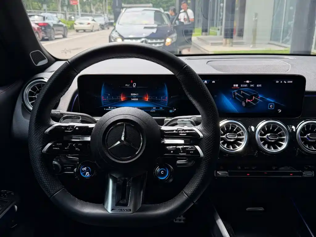 Mercedes-Benz GLB AMG 2025 — фото 11