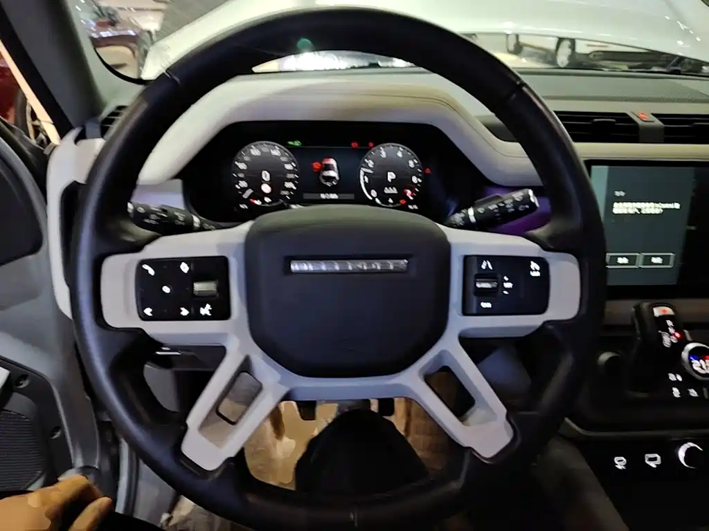 Land Rover Defender 2023