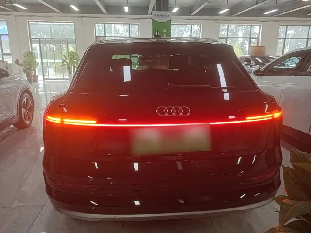 Audi e-tron 2020 — фото 6