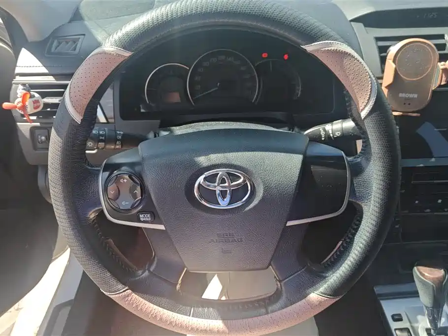 Toyota Camry 2015 — фото 15