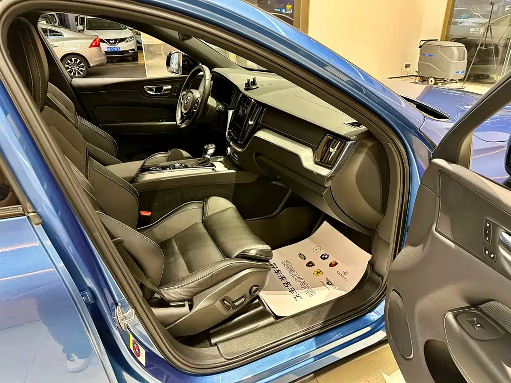 Volvo XC60 2020 — фото 11