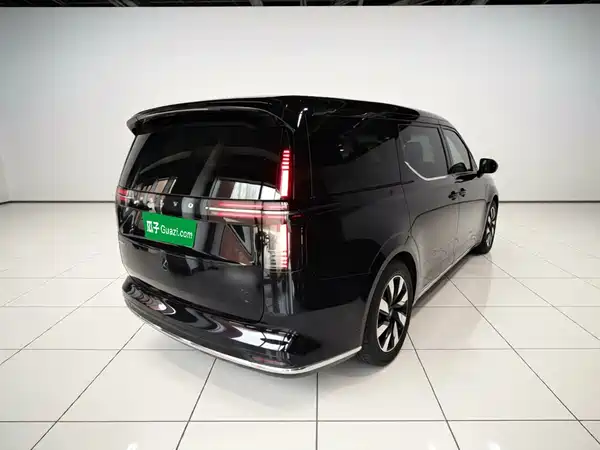 Volvo EM90 2024