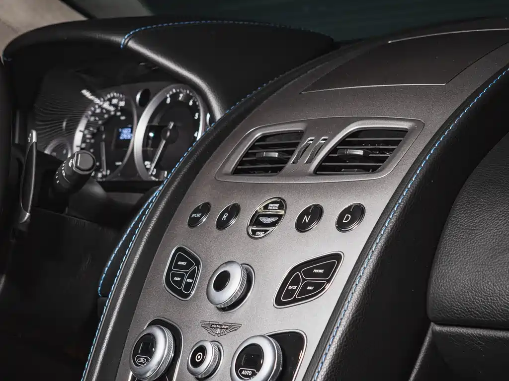 Aston Martin V8 Vantage 2016 — фото 12