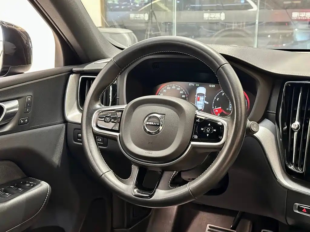 Volvo XC60 2020 — фото 14