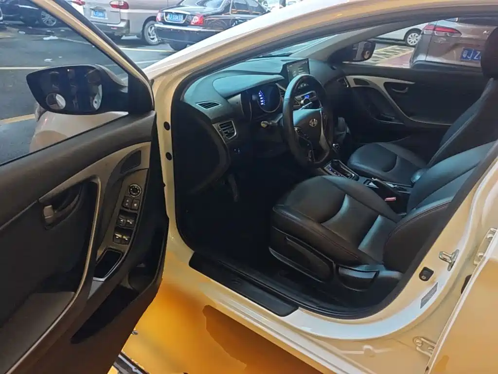 Hyundai Elantra 2016 — фото 16