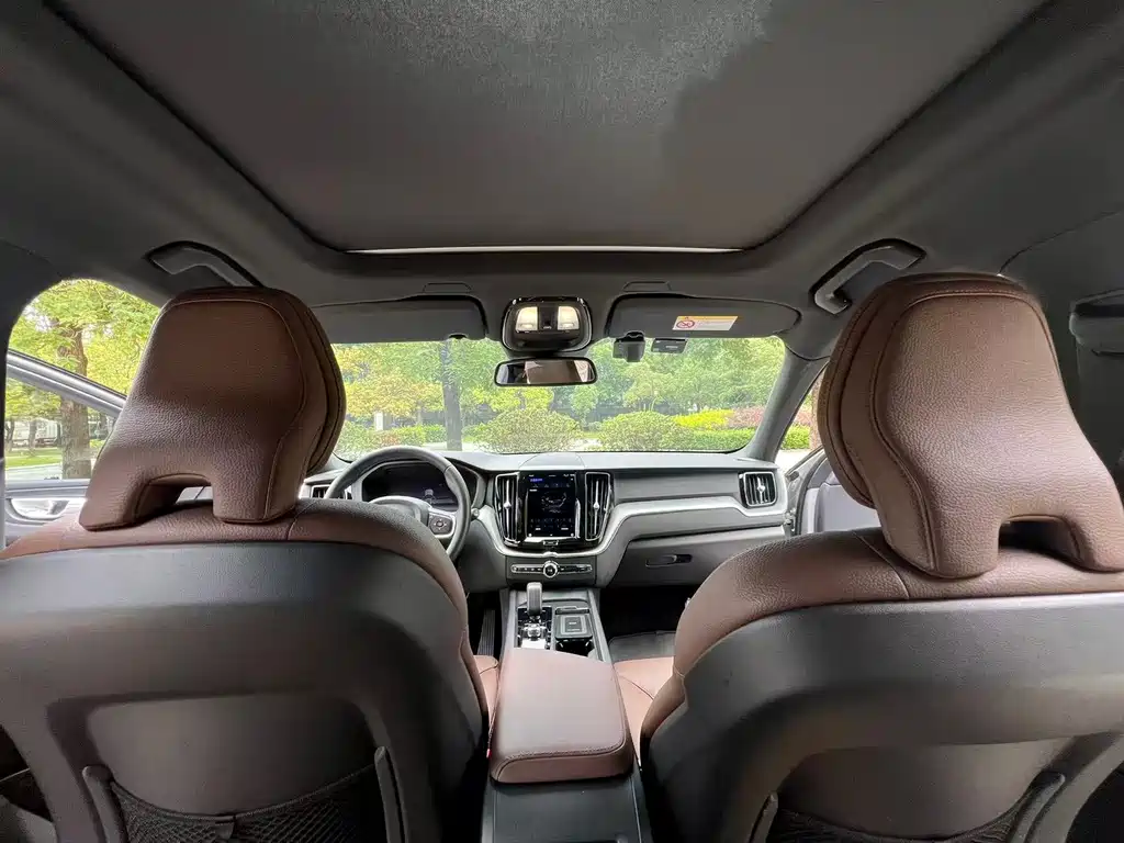 Volvo XC60 2022 — фото 11