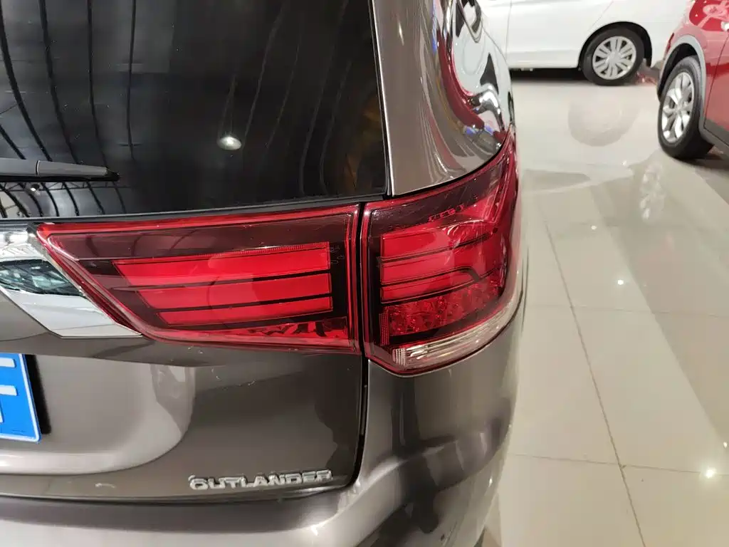 Mitsubishi Outlander 2018 — фото 24