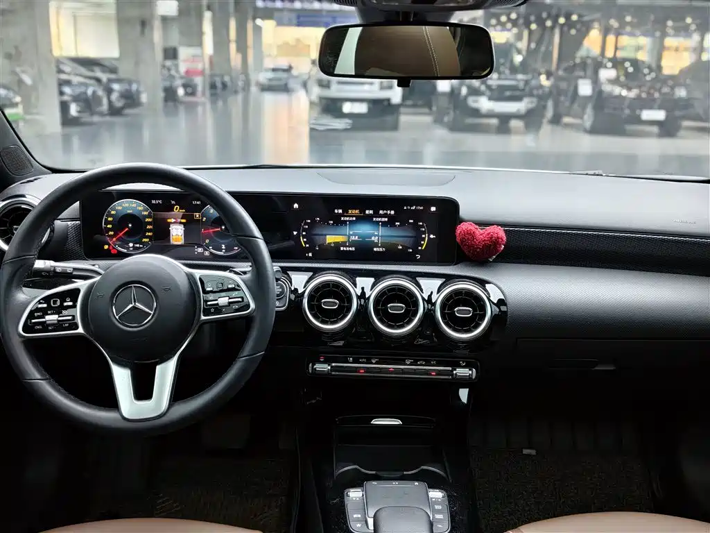 Mercedes-Benz A-Class 2022 — фото 6