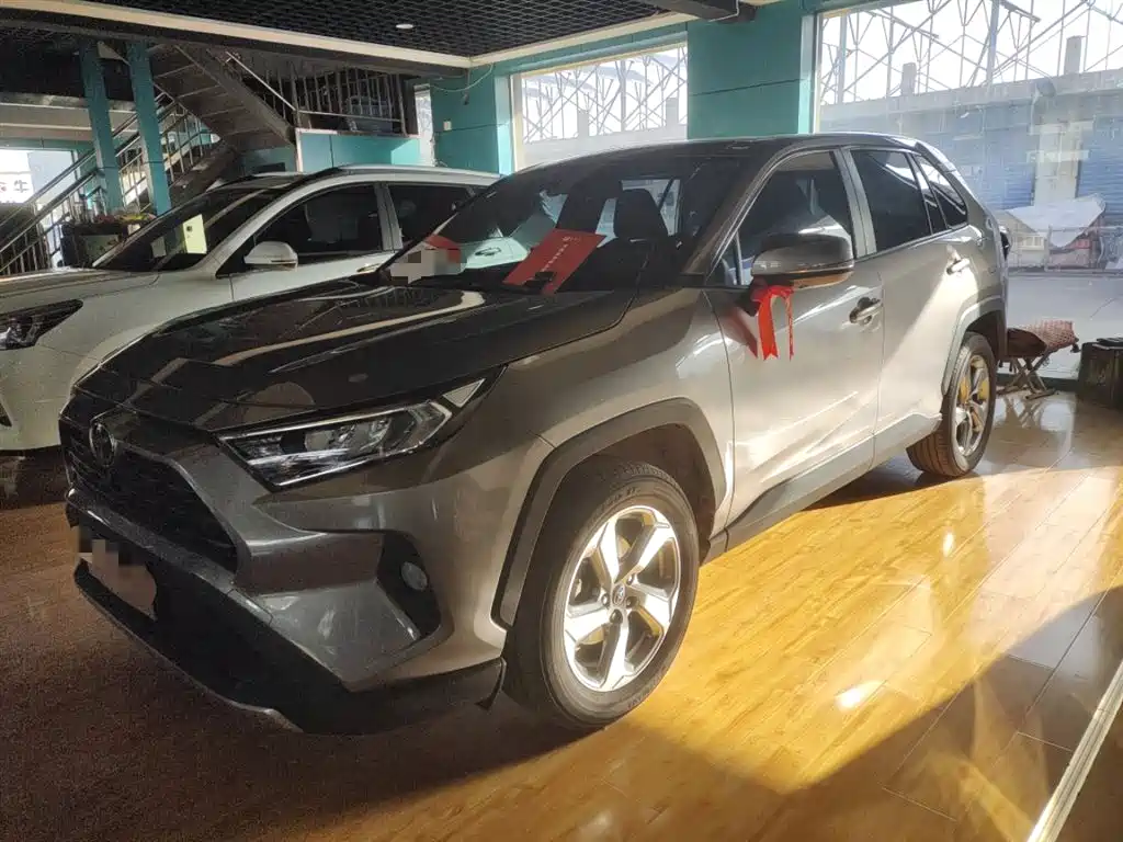 Toyota RAV4 2023 — фото 1