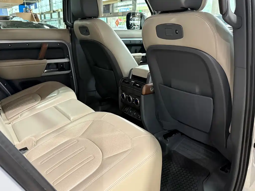 Land Rover Defender 2021 — фото 11