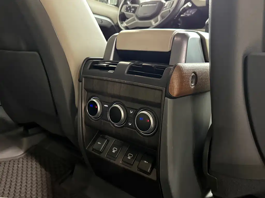 Land Rover Defender 2021 — фото 19