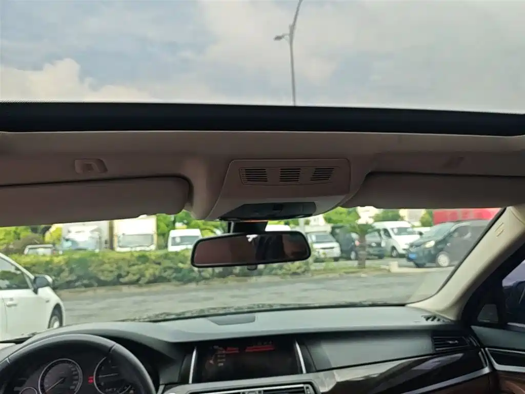 BMW 5 Series 2015 — фото 14