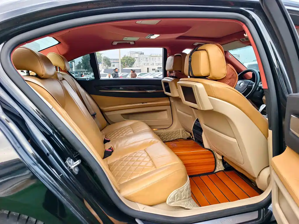 BMW 7 Series 2010 — фото 21