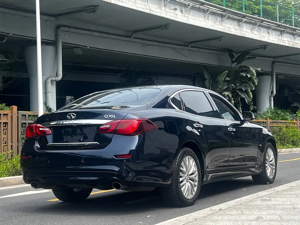 Infiniti Q70 2016 — фото 12