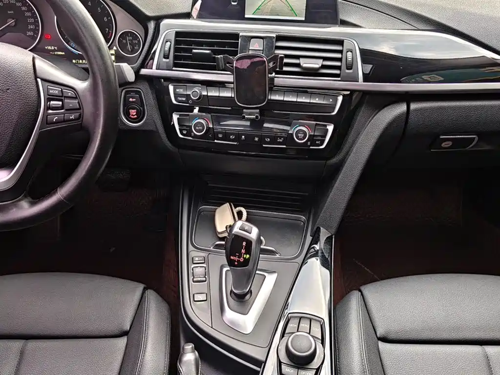 BMW 3 Series 2018 — фото 16