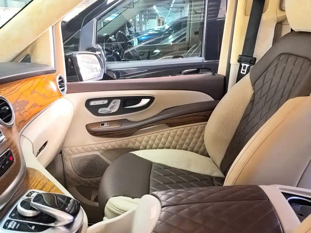 Mercedes-Benz V-Class 2019 — фото 16