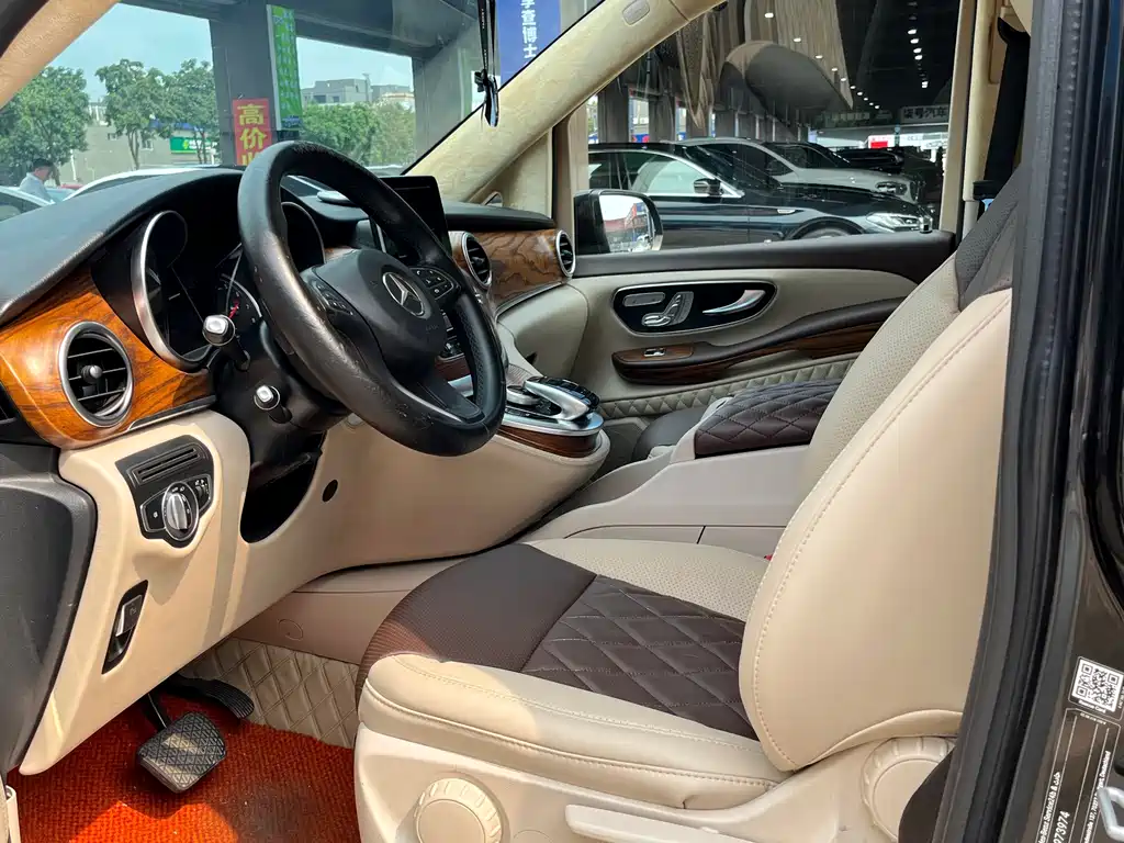 Mercedes-Benz V-Class 2019 — фото 17