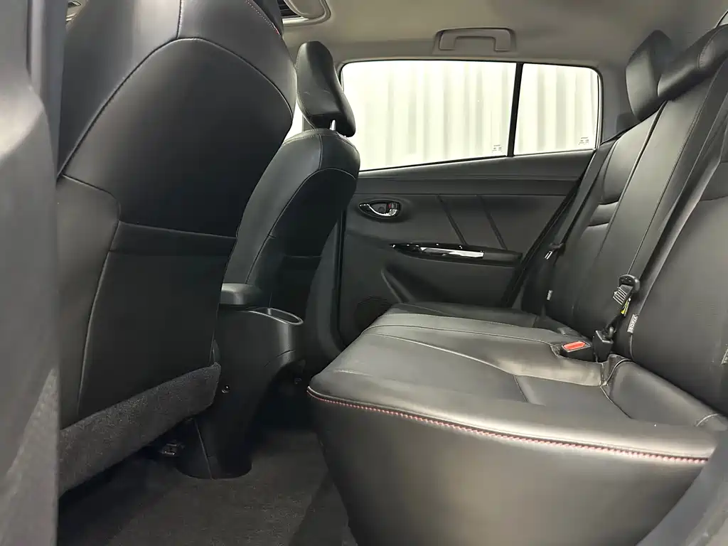 Toyota Yaris L 2022 — фото 8