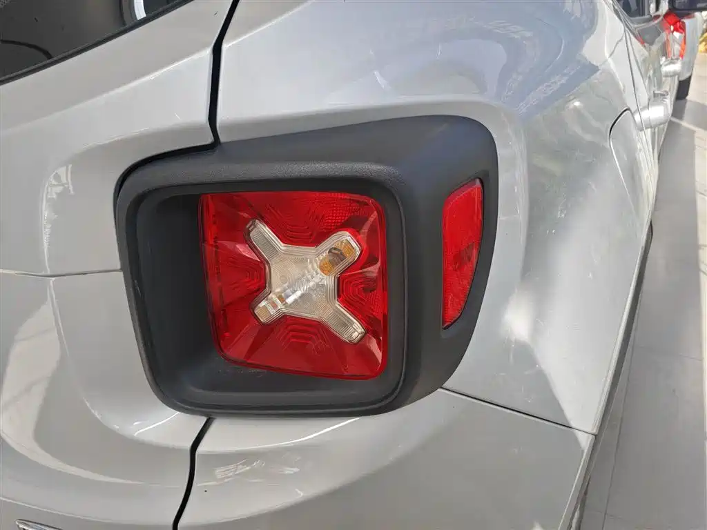 Jeep Renegade 2017 — фото 24