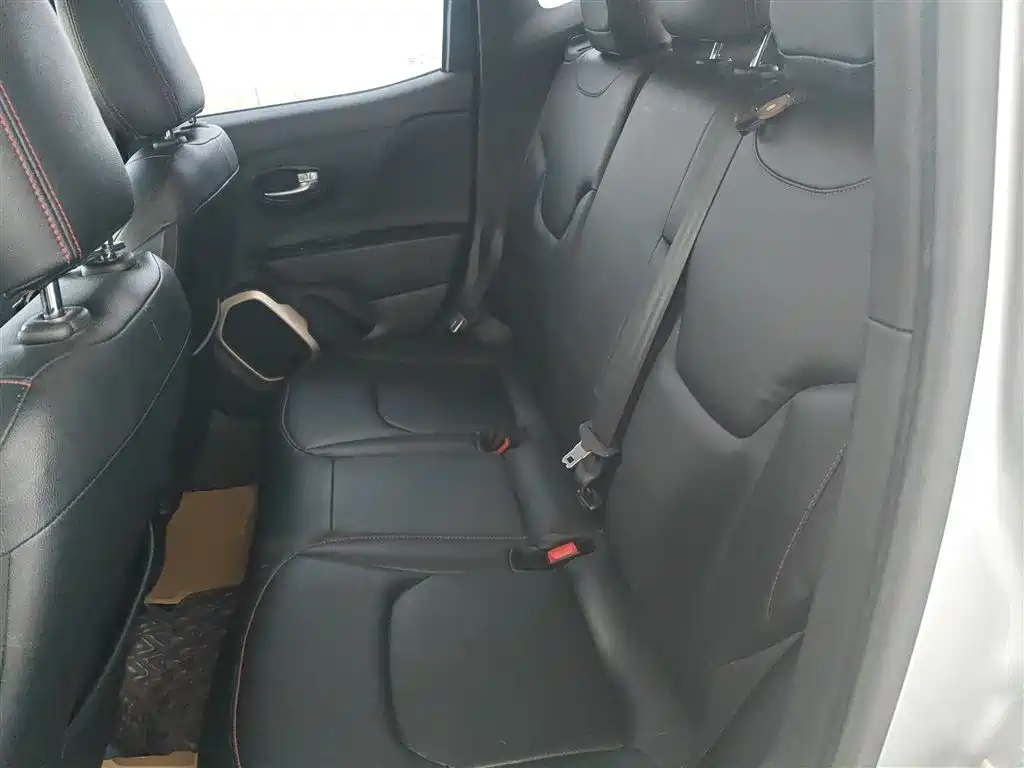 Jeep Renegade 2017 — фото 13