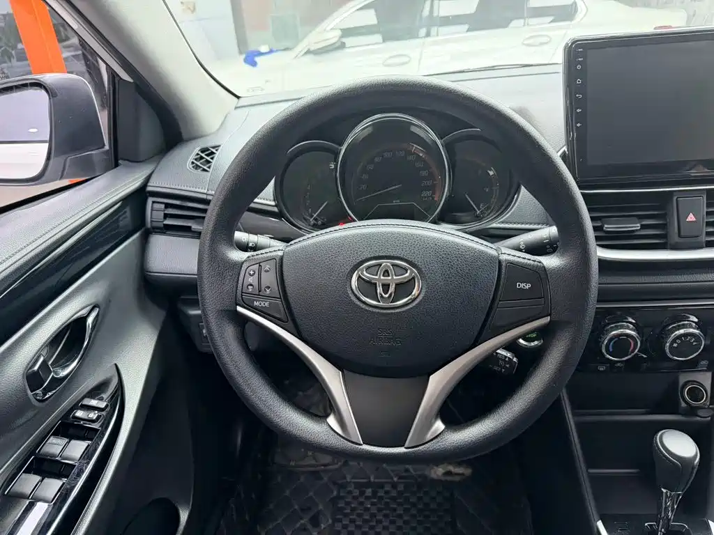 Toyota Yaris L 2022 — фото 11