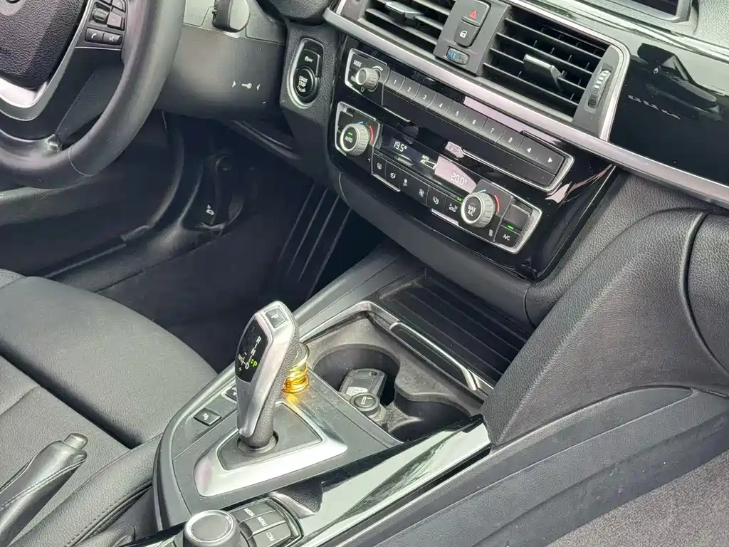 BMW 3 Series 2018 — фото 9