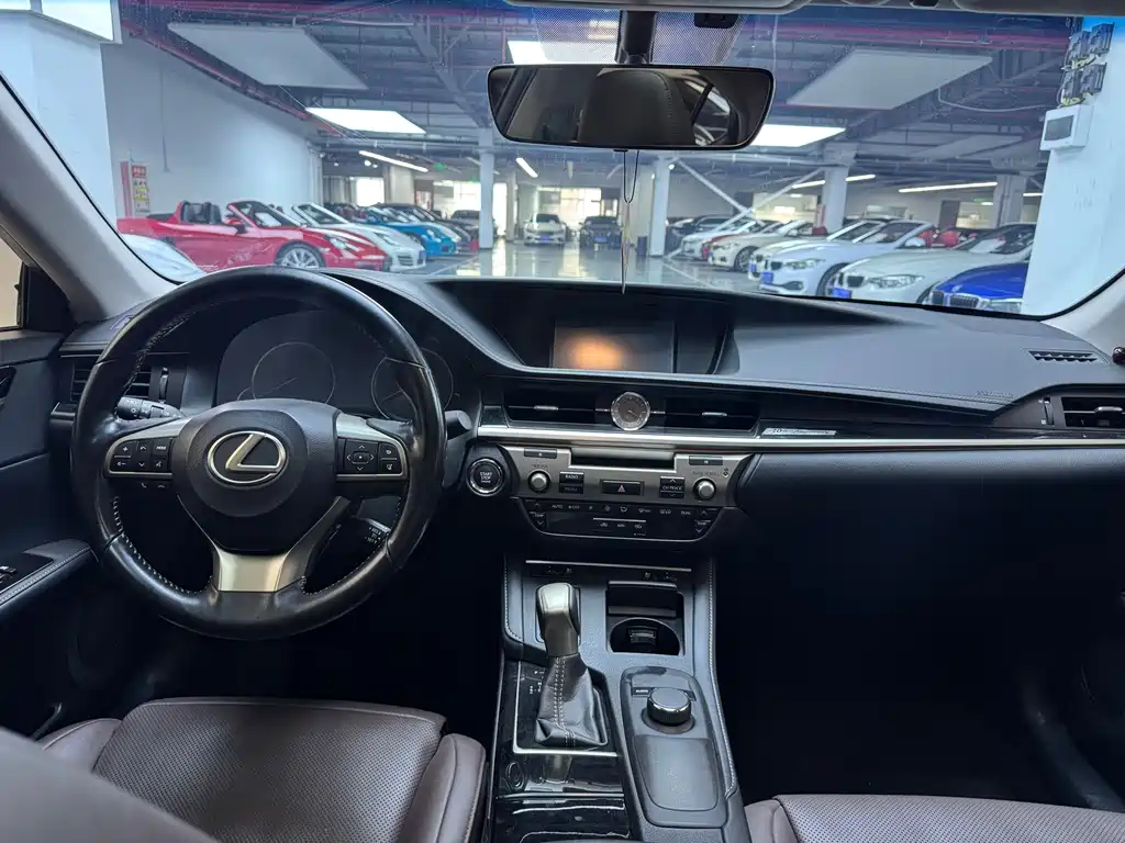 Lexus ES 2018 — фото 10