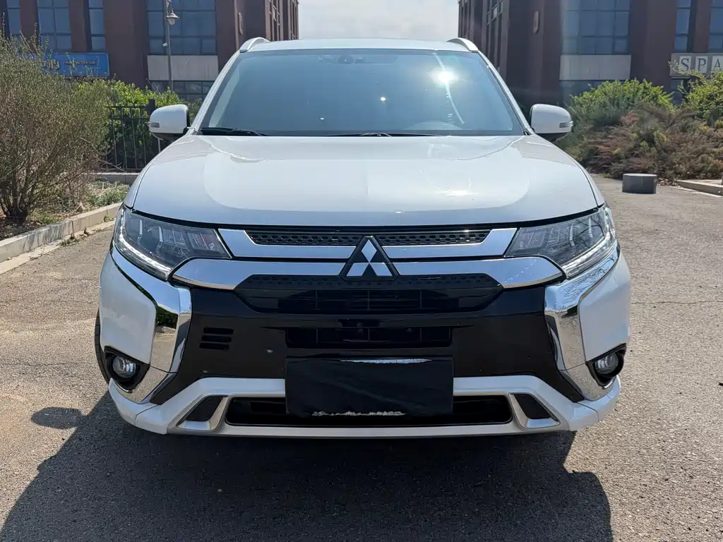 Mitsubishi Outlander 2022 — фото 2