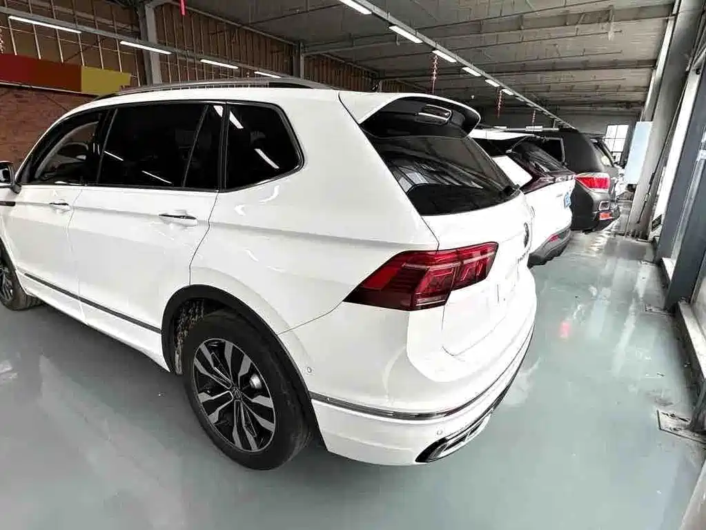 Volkswagen Tiguan L 2023 — фото 8