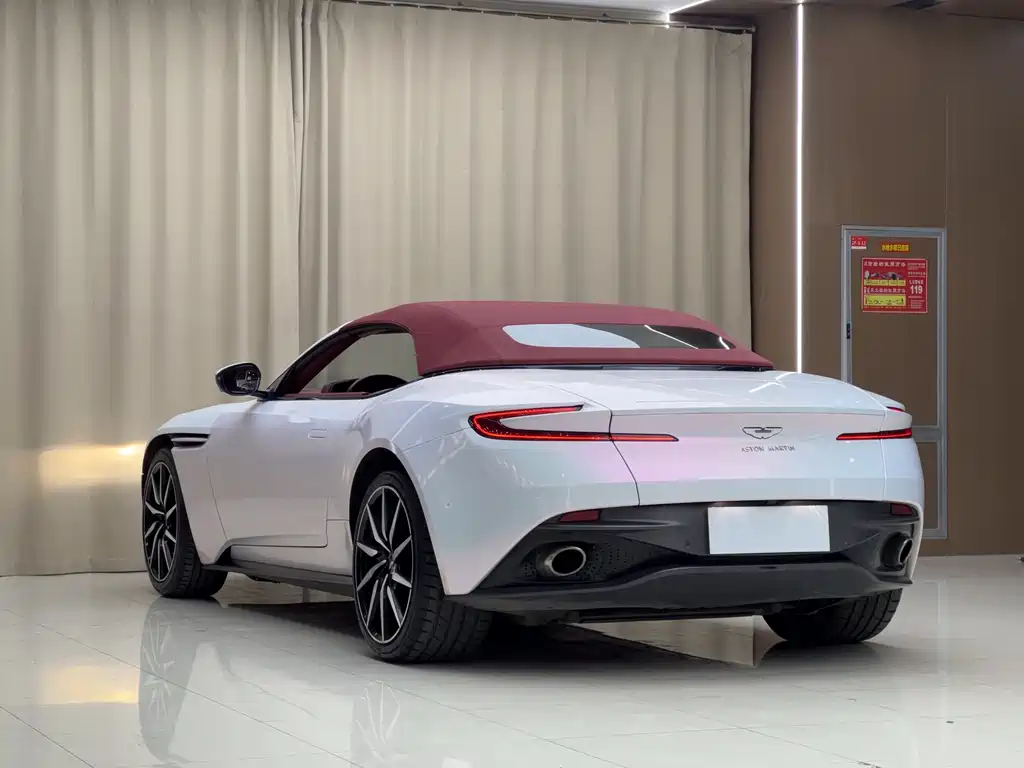 Aston Martin DB11 2020 — фото 13