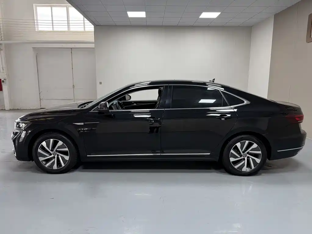 Volkswagen Passat PHEV 2024 — фото 7