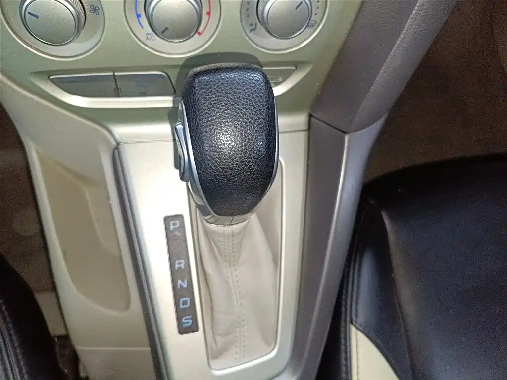 Ford Focus 2015 — фото 14