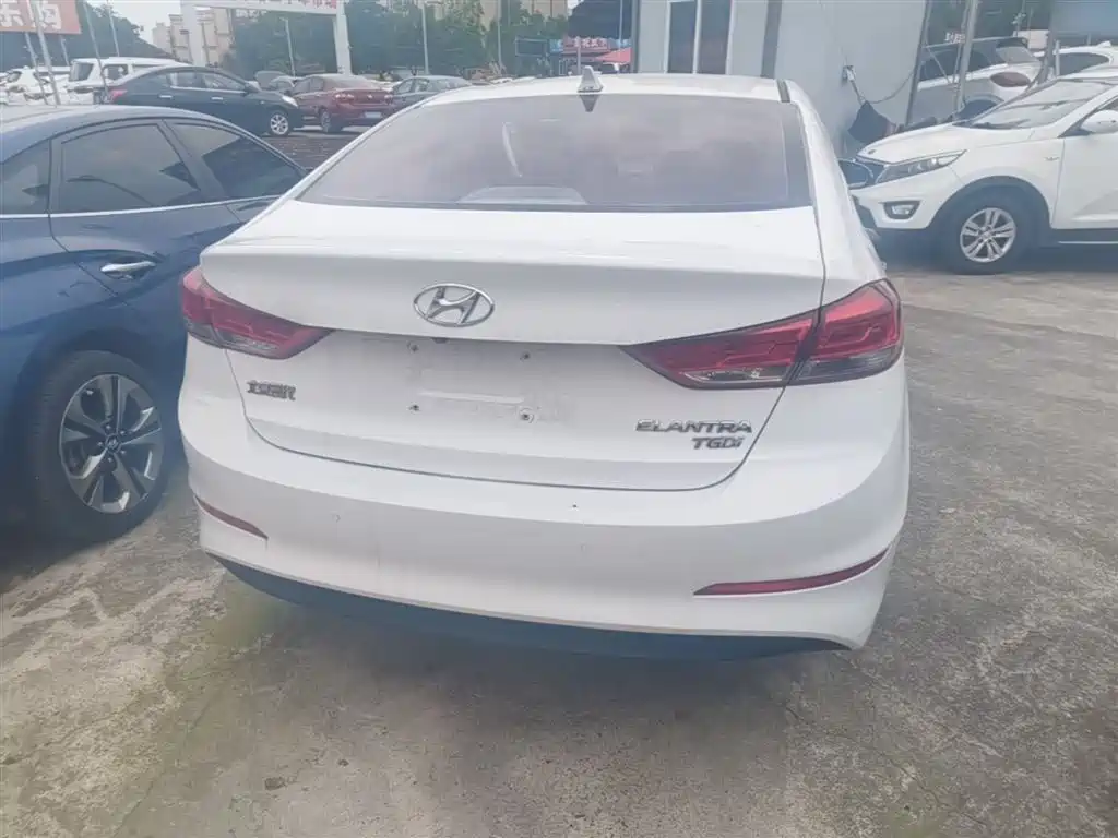 Hyundai Elantra 2019 — фото 6