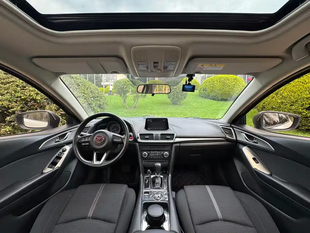 Mazda 3 Axela 2018 — фото 24