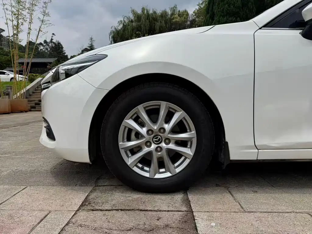 Mazda 3 Axela 2018 — фото 11