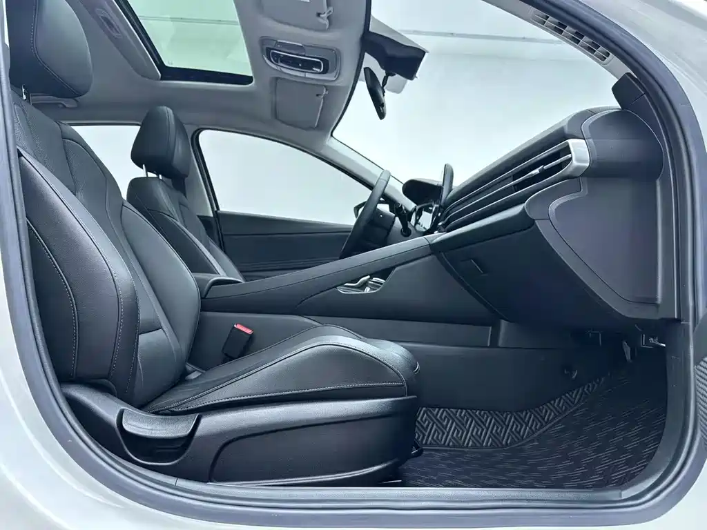 Hyundai Elantra 2023 — фото 8