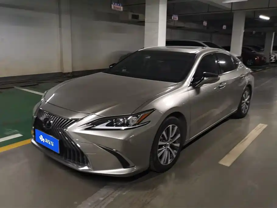Lexus ES 2020 — фото 1