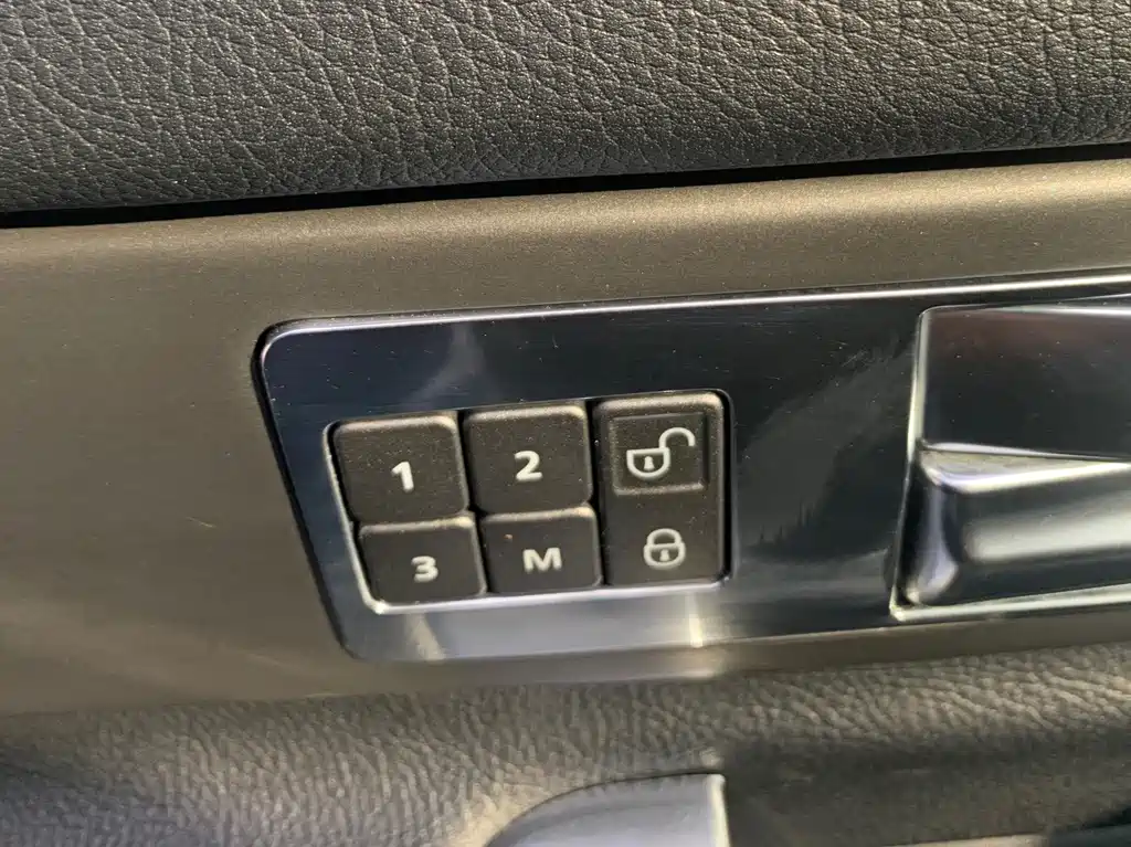 Land Rover Discovery 2017 — фото 23