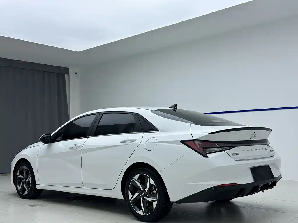 Hyundai Elantra 2023 — фото 4