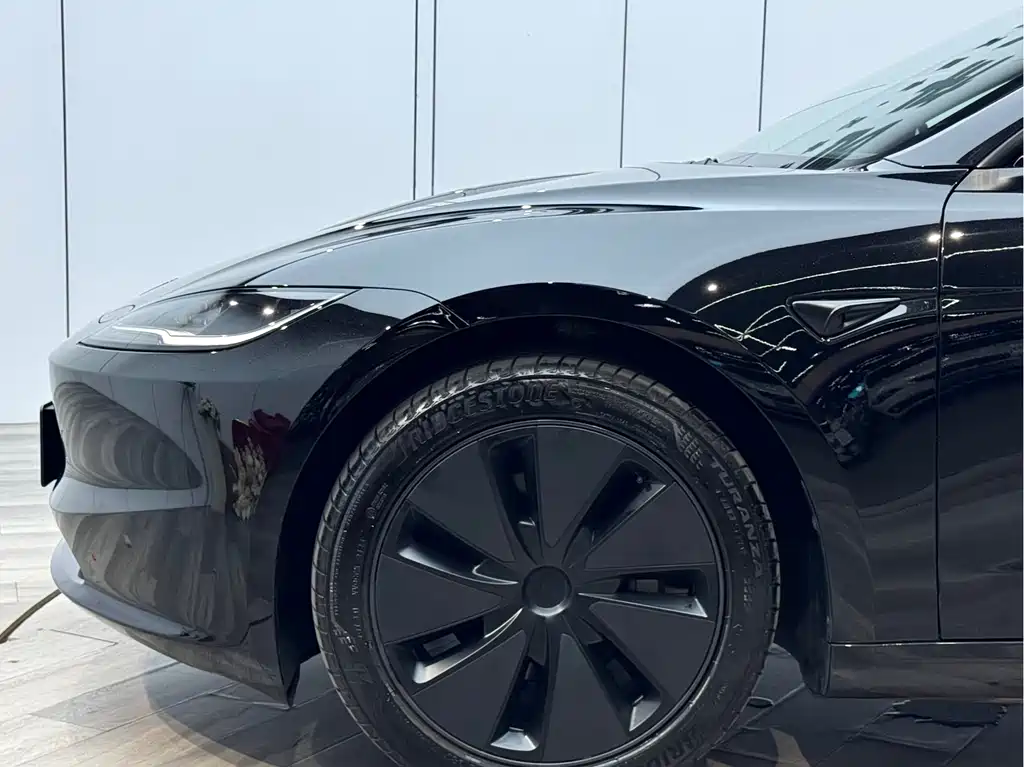 Tesla Model 3 2025 — фото 10
