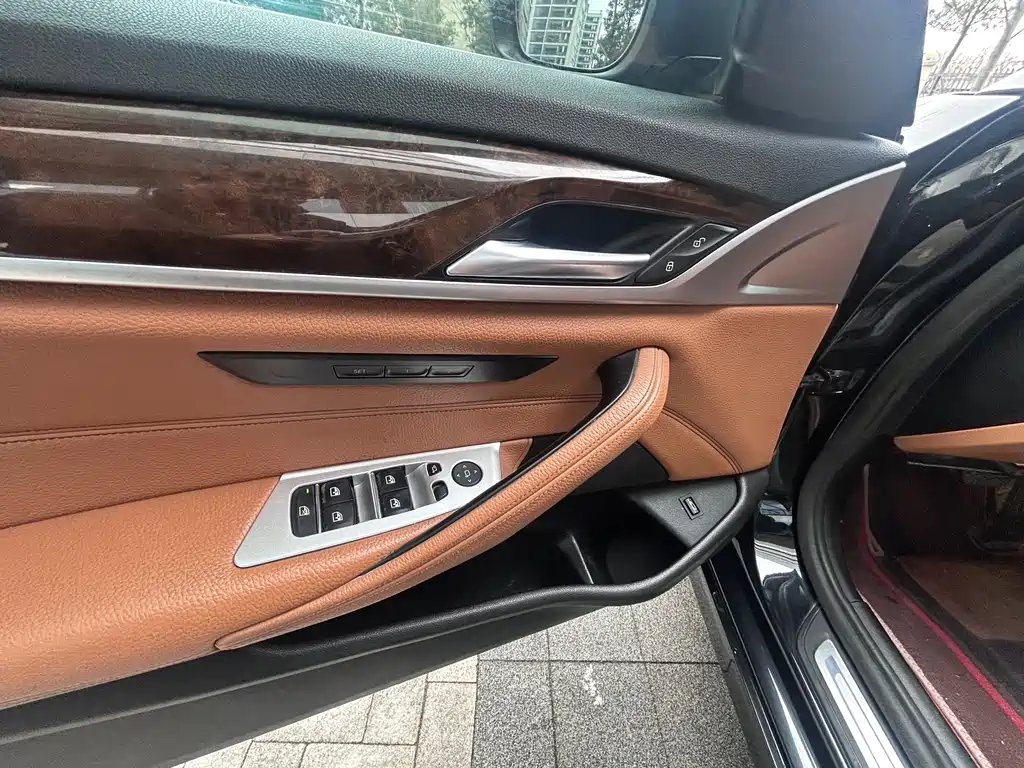 BMW 5 Series 2018 — фото 10
